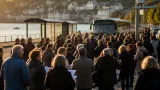 Más de 300 vecinos de Pasaia protestan contra los recortes en las líneas de Lurraldebus