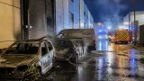 Un incendio destruye dos coches y una furgoneta en un polígono de Lezo
