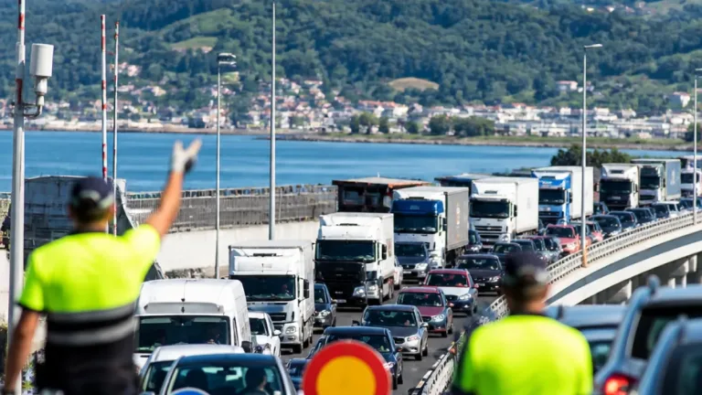 Irun colapsa en los pasos fronterizos por controles franceses y obliga a desviar tráfico urbano