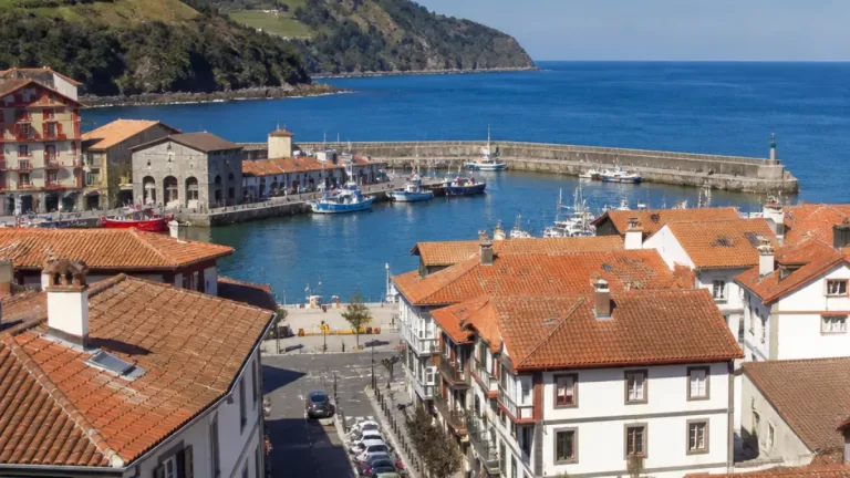 Un cartel en la estación de Irun pide 'un beso y arreando' para evitar el estacionamiento
