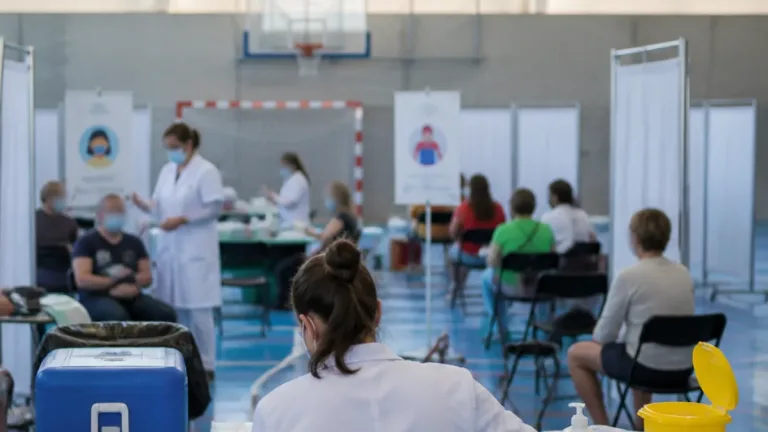 Euskadi abre 12 vacunódromos sin cita para gripe y covid hasta el 1 de noviembre