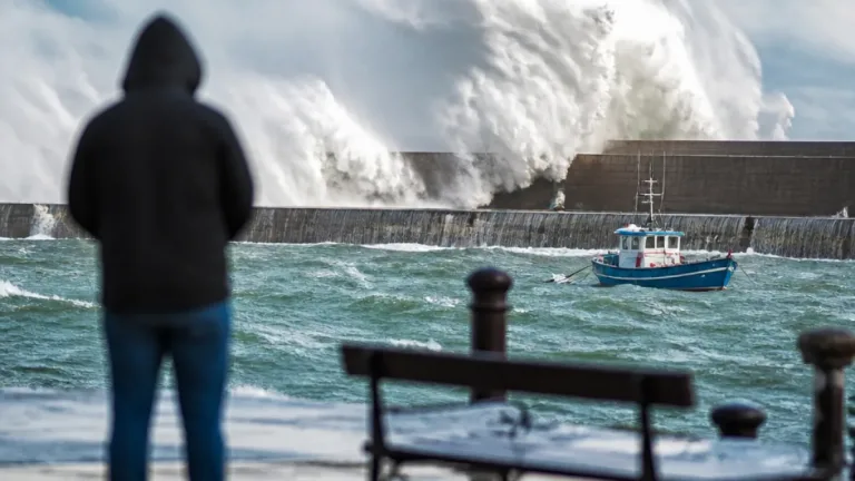 El Gobierno Vasco activa la alerta naranja por mar con olas de más de 5 metros en la costa