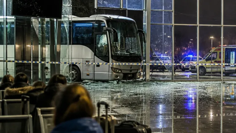 Un autobús de FlixBus se empotra en la estación de Atotxa en Donostia sin heridos