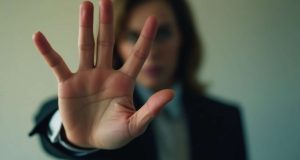 Este gesto de mano que puede salvar tu vida: descubre la Señal de Ayuda Este gesto de mano que puede salvar tu vida: descubre la Señal de Ayuda