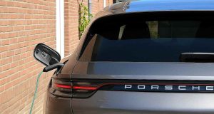 Te sorprenderá saber cómo una disputa de jardín llevó a una lección inolvidable para mi vecino y su Porsche Te sorprenderá saber cómo una disputa de jardín llevó a una lección inolvidable para mi vecino y su Porsche
